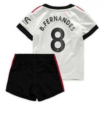 Manchester United Bruno Fernandes #8 babykläder Bortatröja barn 2022-23 Korta ärmar (+ Korta byxor)